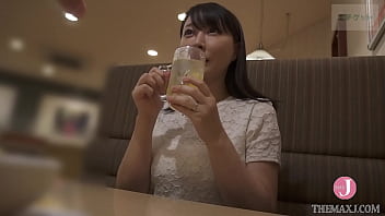 Deux femmes dans un bar japonais pour un trio hard !
