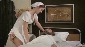 Les infirmières coquines et sensuelles dans une scène retro porno