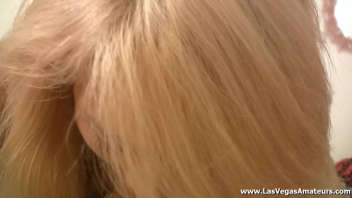 Blonde experte en fellation : Samantha éblouit avec sa démonstration