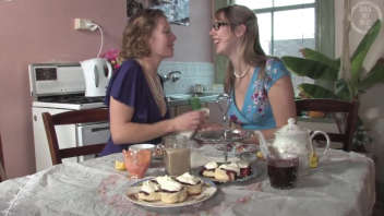 Deux femmes lesbiennes s'amusent dans la cuisine