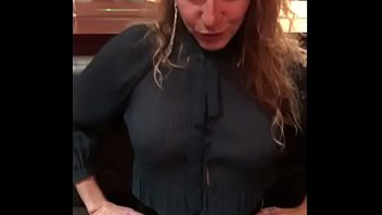 Blonde mariée dans un restaurant