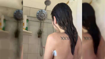Vidéo de la star du porno Lana Rhoades prenant un bain moussant