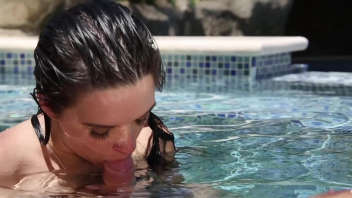 Natalie Heart et la piscine : Une salope brune qui aime les plans culs aquatiques