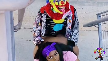 Juicy Tee et Gibby The Clown : Sexe public sur une route animée