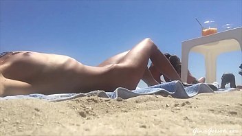 Voyage à Ibiza : Plongez dans l'expérience hardcore de notre MILF blonde Emiko Fujiwara et de notre triathlète sexy Christen Courtney
