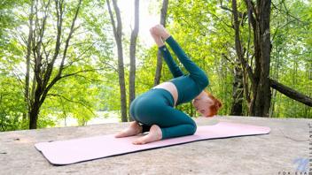 Vidéo : Fox Eva fait du yoga et utilise son gode en plein air