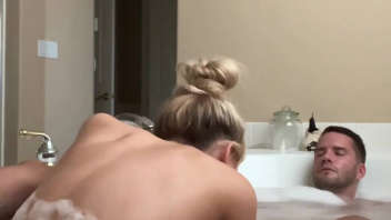 Belle blonde et compagnon dans une baignoire : Vidéo X sur OnlyFans