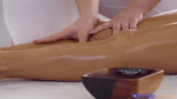 Bombe brune et massage sensuel : Une expérience huileuse inoubliable