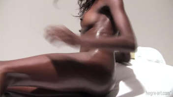 Femme noire reçoit un massage sensuel et érotique