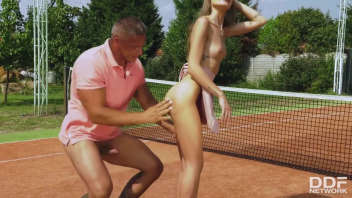 Belle blonde perd le contrôle au cours d'une leçon de tennis érotique