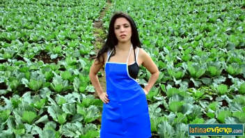 Latina dans une aventure de plaisir : Une brune pulpeuse et agricultrice se fait repérer pour un plan à trois