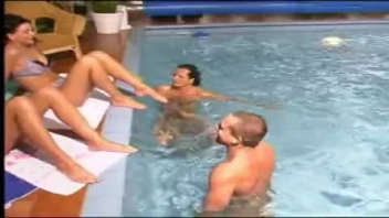 Quatre amis profitent de la piscine