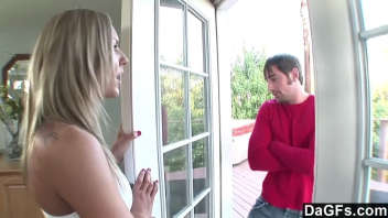 Une voisine séduit son voisin actif : Il enregistre une vidéo coquine avec elle