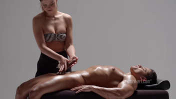 Huileux Massage Érotique: Homme Masse Viril par Brune Sensuelle