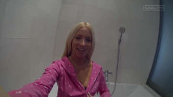 Kiara, une femme séduisante, se filme sous la douche en HD