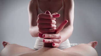 Elle se livre à une branlette POV sensuelle : La masseuse expérimentée manipule la grosse verge avec expertise