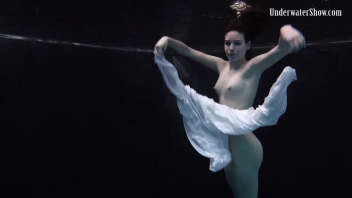 Nageuse éblouissante: Regardez son show sensuel dans la piscine