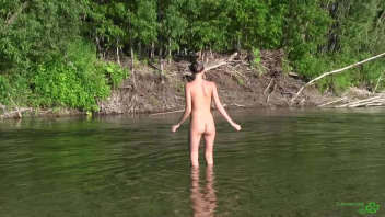 Belle teen se baignant nu dans la rivière - Extreme xxx