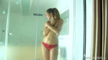 Chiara se déshabille sous la douche