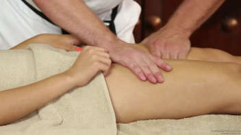 Cindy Starfall reçoit un massage sensuel d'Eric Masterson