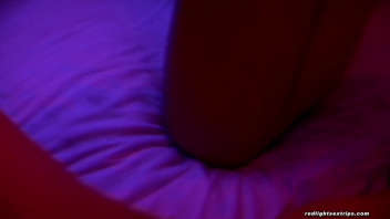 Porno - Couplage sous néons avec jouets sexuels