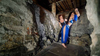 Xtreme Fessées En Cave : La belle esclave soumise en vêtement sexy oriental attend sa chatiment !