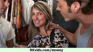 Lana Rhoades dans une vidéo BDSM intense