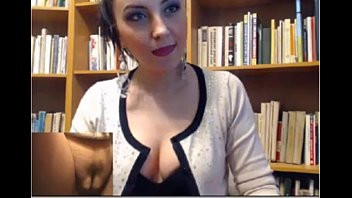Webcam hot : Découvrez la chatte de Mia en bibliothèque