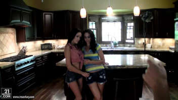 Deux lesbiennes passionnées dans la cuisine