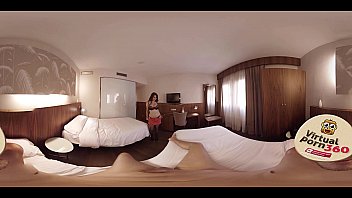 Réalité virtuelle : Une brune insatiable et ses amies dans une chambre d'hôtel