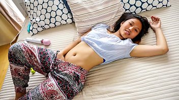 Asian Teen's Orgasm Quest - May Thai et ses jouets