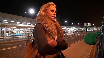 Milf Zaya Cassidy : Sexe Anal et Masturbation à l'Aéroport