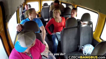 Blondie fait du stop dans un mini-bus - Vidéo X