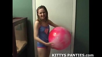 Danseuse du ventre teen Kitty : Vidéo de strip-teaseuse hardcore