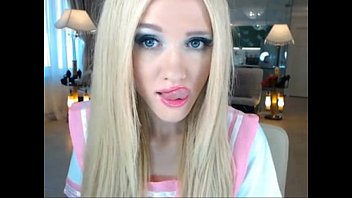 Jeune blonde Amy, la passionnée, sur webcam