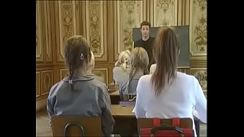 Vidéo hardcore de filles d'école || Écolières aux fesses rondes dans des moments intimes