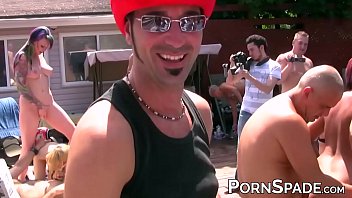 Bande de copines tourne une vidéo porno maison