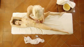 Massage sensuel pour une blonde: Un moment intime et sensuel