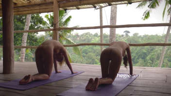 Deux jeunes femmes nues s'adonnent au yoga à Bali