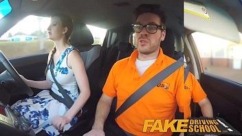 Vidéo X de conduite avec la blonde torride