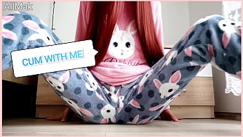 Adolescente asiatique se caresse en pyjama