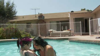 Joanna Angel et Brittany Lynn relaxent au bord de la piscine