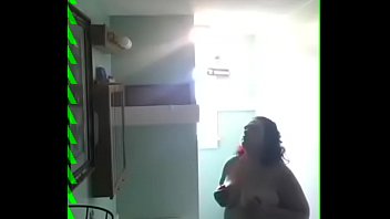 Mère et fils dans la douche : BDSM thaïlandais intense