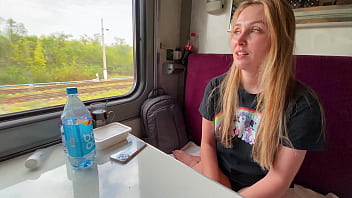Alina RAI s'aventure dans un train avec un étranger