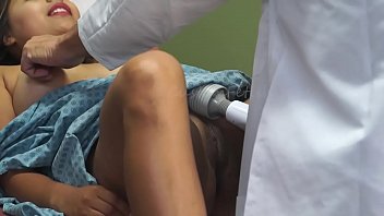 Médecin X-Hôpital : Scène Torride de Grosse Bite et Fist-Fucking