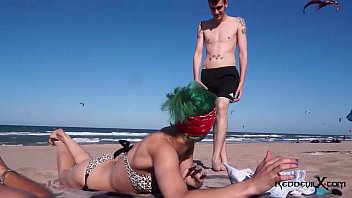 Femme tatouée salope baisée sur la plage