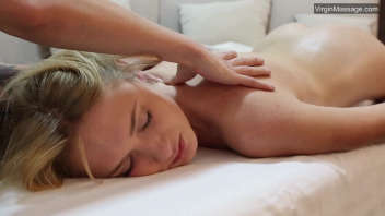Innocente adolescente explore le plaisir lors d'un massage