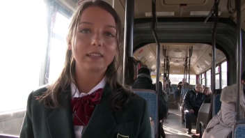 Russe Salope Baise dans Bus Japonais